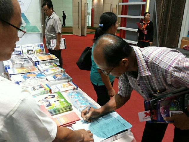 A buyer inquires Taiwan-made home improvement products at CENS’s booth.