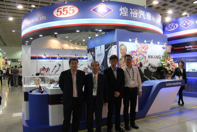 Roy Cho (third from left), president of Hwang Yu, with managers at 2014 Taipei AMPA's booth.