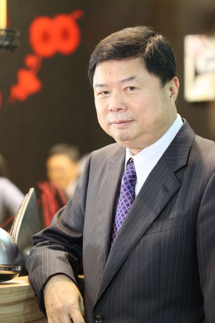 View Max chairman Tong Yang.

