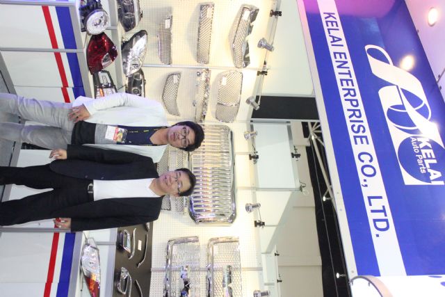 Kelai's general manager Tony Chen (right) and a Japanese customer at the company's booth at 2014 Taipei AMPA.