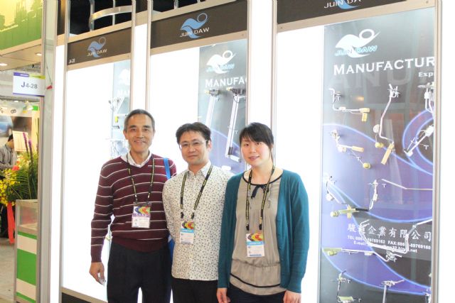 Sunny Liu (center), general manager of Juin Daw, and staff at its booth at 2014 Taipei AMPA.