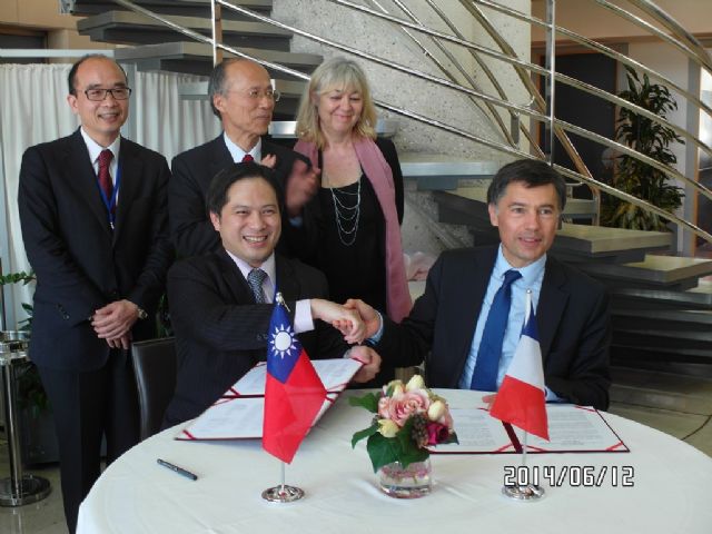 M.J. Wu (left), Director General of IDB, and Pascal Faure, Director of DGCIS, signed the meeting minutes. 
