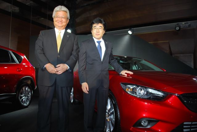 Nobuhide Inamoto (left), Mazda's director and senior managing executive officer overseeing operations in China and Taiwan, and Shunsuke Hamamoto, president of MMT, jointly announced the establishment of the new Taiwanese subsidiary.