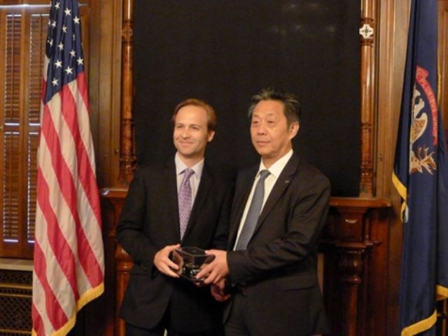 The CAAM delegation, headed by Dong Yang (right), called on the Lieutenant Governor of Michigan, Brian Calley (left) for an in-depth exchange of views.