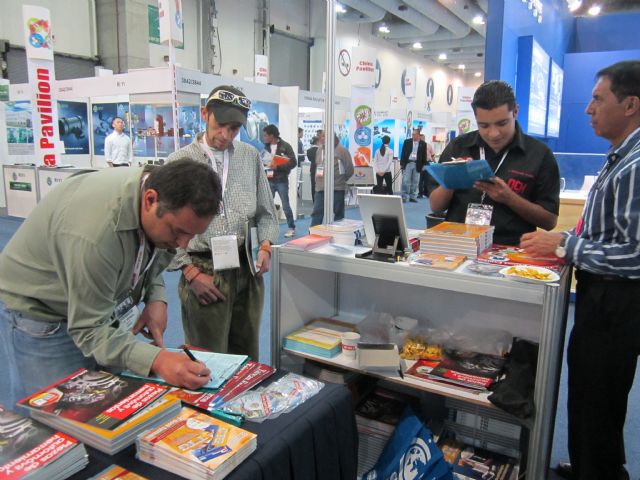 Buyers fill out CENS inquiries at PAACE Automechanika Mexico.