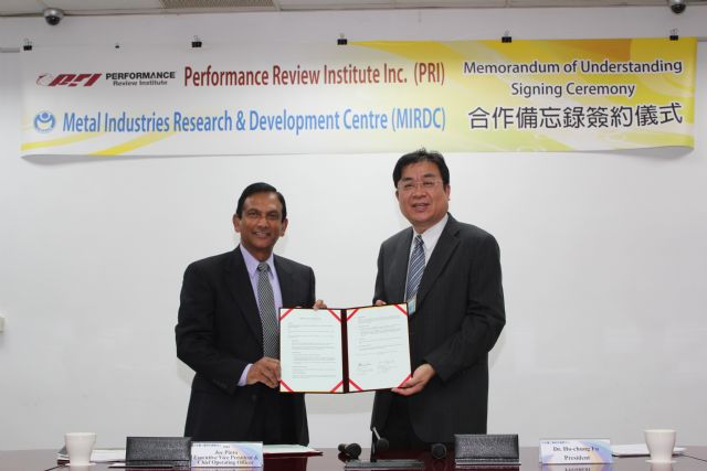 PRI’s chief operating officer, Joe Pinto (left), and MIRDC’s CEO, H.C. Fu, at signing of MOU on July 31 in Taiwan.