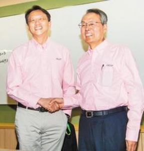 Acer's new CEO Jason Chen (left) and founder/chairman Stan Shih. (photo from UDN)