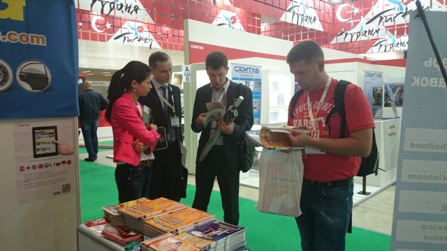 Buyers browse CENS publications at MIMS Automechanika Moscow.