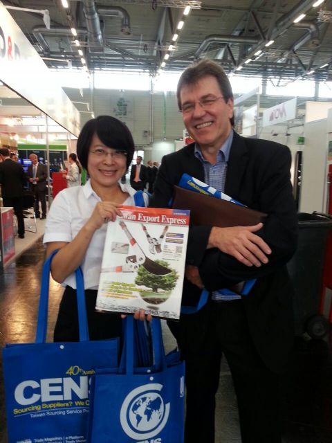 CENS representative (left) with a buyer at Spoga+Gafa Cologne.