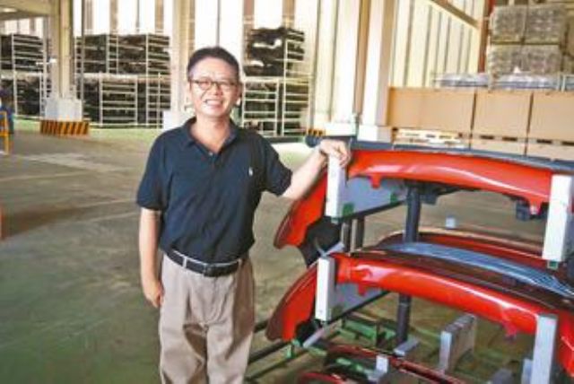 Crispin Wu, Tong Yang's president, introduces his company's Guanyin OE-parts factory. (photo from UDN)