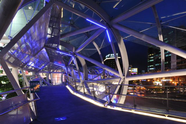 Yuan’s lighting design for New Taipei City’s Flyover MRT Banqiao Station.