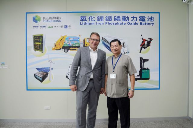 Chen and a foreign customer stand in front of Chang Hong's targeted production applications. (Photo from CENS)