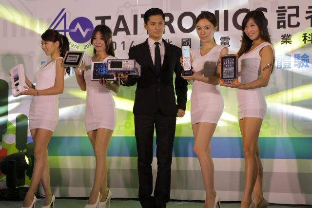 Winning items displayed by models at the pre-show press conference (photo from TAITRA)