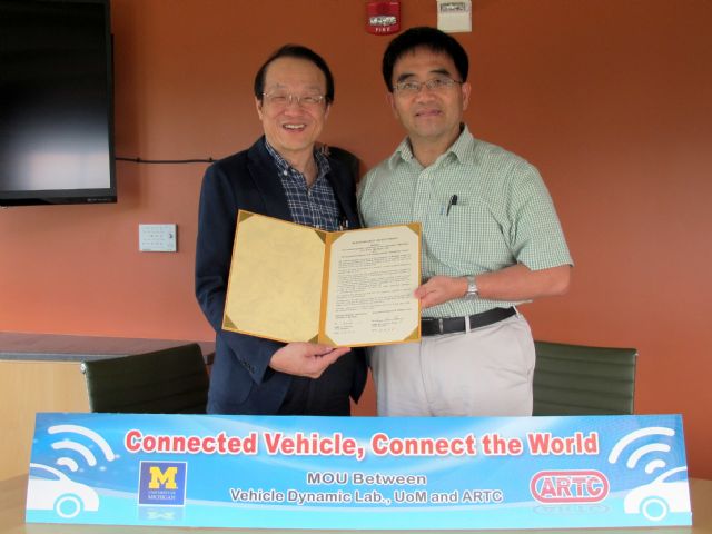 ARTC president Joe Huang (left) signed a cooperation MOU with professor Huei Peng, Vehicle Dynamic Laboratory, University of Michigan, calling for joint efforts in the field of connected vehicle. (photo courtesy ARTC)