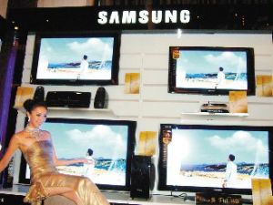 Latest large-screen LCD TVs from Samsung of South Korea. (photo from UDN)