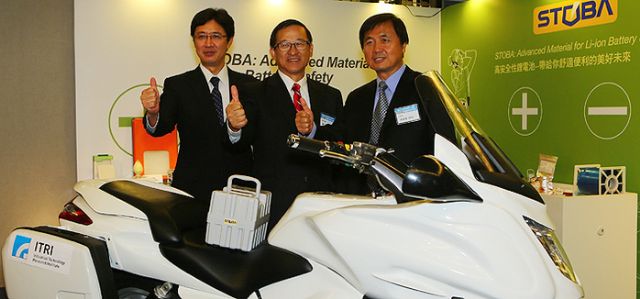 Shigeru Isayama (center), managing executive officer of Mitsui Chemicals, and Shyu Jyuo-Min (right), president of ITRI, thumbs up with e-motorcycle prototype developed by ITRI using STOBA-integrated batteries. (photo from ITRI)