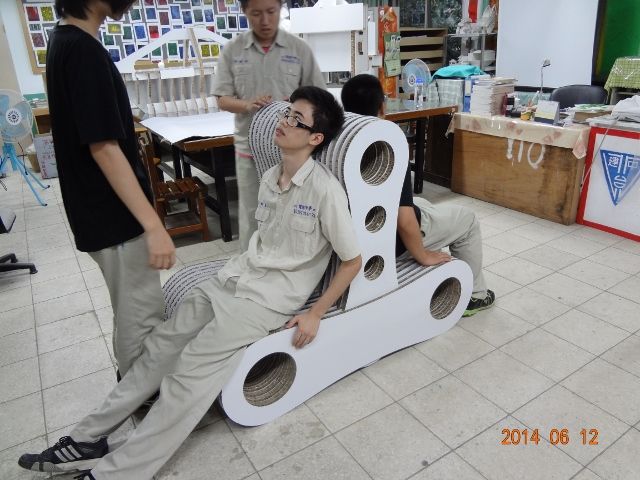 Taishin Honeycomb has entered into a cooperative project with a senior high school to teach students how to design furniture using honeycomb materials.