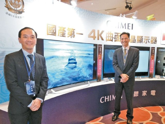 Yu Ming-le (right), CEO of Nexgen, and Shen Yung-wei, chief branding officer, jointly introduce the Chimei 65-inch 4K2K curved TV in Taiwan. (photo from UDN)