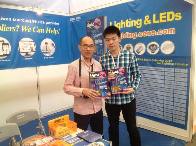 CENS representative (right) with a local visitor at Shanghai International Lighting Fair.