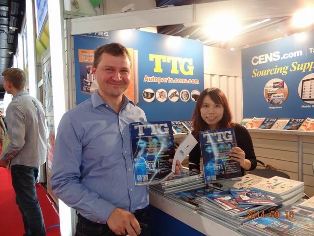 CENS representative (right) with a buyer at Automechanika Frankfurt.