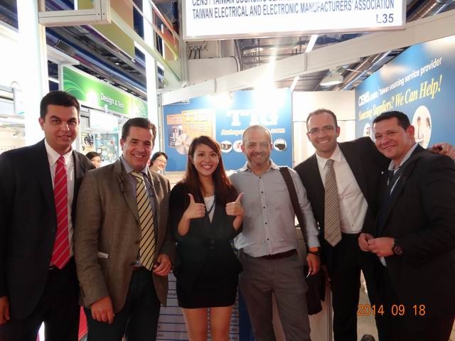 CENS representative (third from left) with buyers at Automechanika Frankfurt.