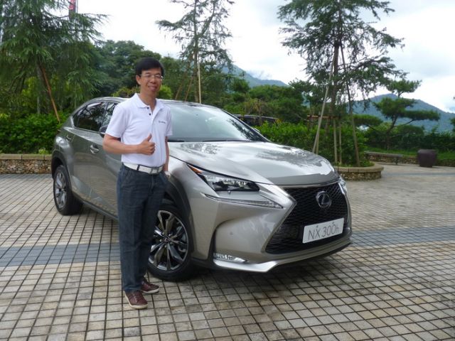 Wu Chia-yen, sales chief of Hotai's Lexus brand operation, introduces the newly imported Lexus NX 300h medium SUV to the local media. (photo from UDN)
