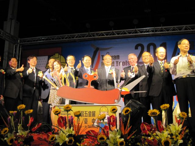 Taichung Major Janson Hu (fifth from right), THTMA Chairman Arthur Wu (sixth right), and other VIPs kick off 2014 THS. 