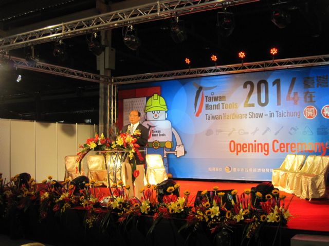 In his opening address, Taichung Mayor Jason Hu expressed his delight at the vibrant development of Taiwan's hardware industry.