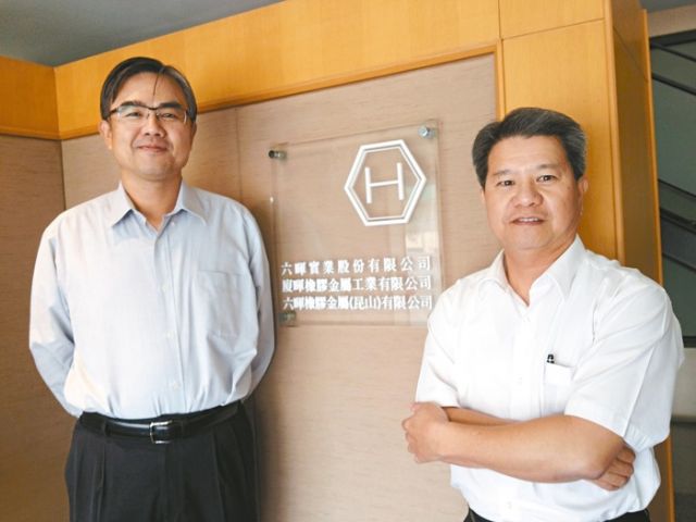 President K.L Hsu (left) and Chairman Wu Chin-lu of Luhai Group, the world's largest tire-valve manufacturing group. (Photo from UDN)