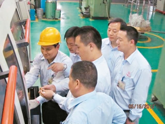 Engineers and technicians at Luhai's modern and integrated tire-valve production line. (Photo from UDN)
