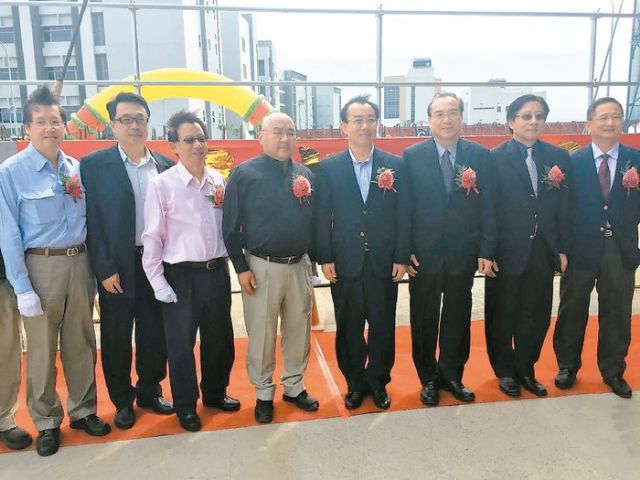 Ruentex Group chairman Samuel Yin (fourth from left) and Stanley Chang (fifth), chairman and CEO of MBC. (photo from UDN)