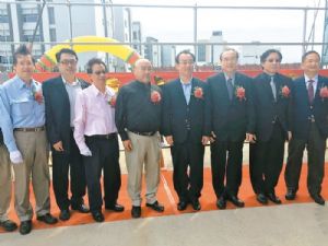 Ruentex Group chairman Samuel Yin (fourth from left) and Stanley Chang (fifth), chairman and CEO of MBC. (photo from UDN)