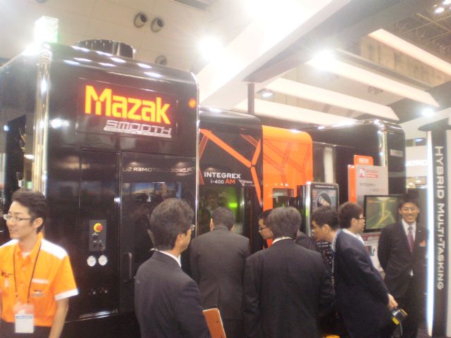 The world’s first hybrid 3D printer incorporating turning and machining functions, from Yamazaki Mazak, drew intense attention.