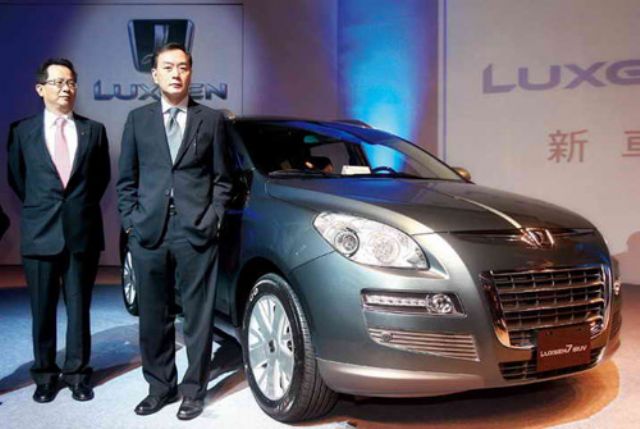 Yulon Group chairman Kenneth Yen (right) attended a new-car introduction for the group's own-brand LUXGEN model. (photo from UDN)