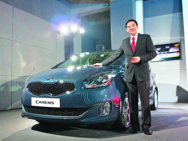 A senior Sime Darby official introduces the new Kia Carens, which is expected to be launched in Taiwan soon. (photo from UDN)
