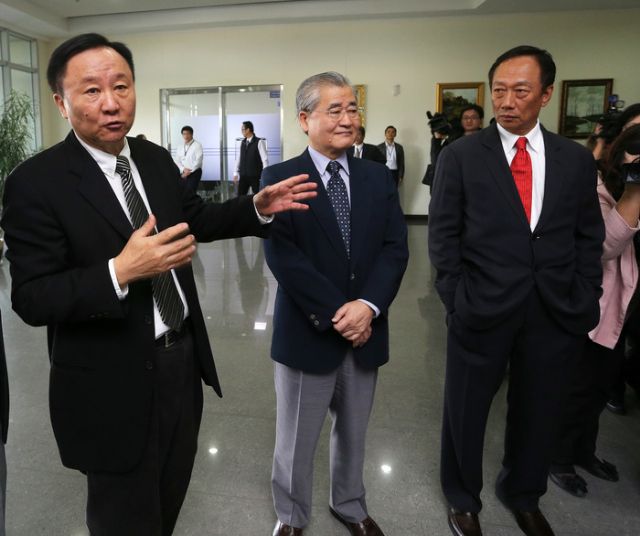 Duan Xinjian, chairman of Taiwan's largest TFT-LCD panel maker (left) and Terry Guo, chairman of the Hon Hai Group (right). (photo from UDN)