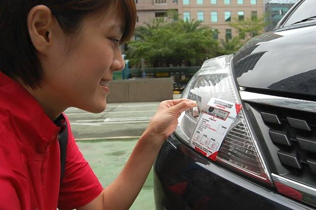 More than 80% of cars, trucks and buses in Taiwan have tiny  eTags to enable nationwide freeway electronic toll collection. (photo from UDN)