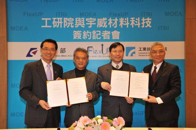 Caption 1: ITRI Chairman Tsay Ching-Yen (second from left) and Wang Bor-Ping, chairman and president of FlexUP Technologies (fourth) at the technology transfer ceremony. (Photo from ITRI)