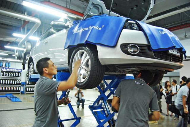 Caption 2:  Taikoo's repair and maintenance center will prepare used cars for sale. (Photo from UDN)