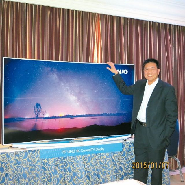 Paul Peng, president of Taiwan's No.2 TFT-LCD panel maker AUO, demonstrates a 4K2K, or UHD (Ultra High Definition), TV panel. (photo from UDN).