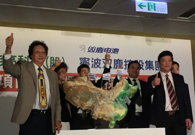 Donald Wu (left), chairman of PHET and PMMC, and Song Hanping, chairman of Ningbo Sonluk, at the cooperation agreement signing. (photo from UDN)