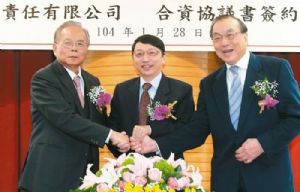 Wu Cheng-chin (from left), chairman of Excel, L.W. Chen, president of CPC, and C.Y. Sun, chairman of Uni-Shine at  joint venture signing ceremony. (photo from UDN)
