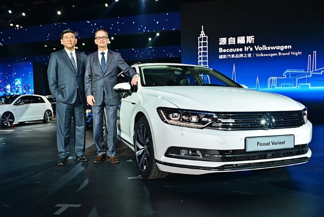 Su Weiming (left), executive vice president of Volkswagen, and Volkswagen's Greater China and Southeast Asian operations, and Bernd Hoffmann (right), president of Volkswagen Taiwan, announce the inauguration of the wholly-owned Taiwanese subsidiary. (photo from UDN)