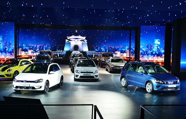 To show Volkswagen's determination to build bigger presence in Taiwan, the group held the "Volkswagen Night" at the plaza of the National Chiang Kai-shek Memorial Hall to showcase more than 20 late Volkswagen models. (photo from UDN) 