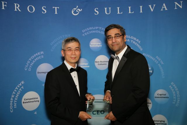 ITRI Deputy General Director Dr. Ming-Jer Kao (left) receives the award from Mr. Krishna Srinivasan, Frost & Sullivan Global President & Managing Partner.