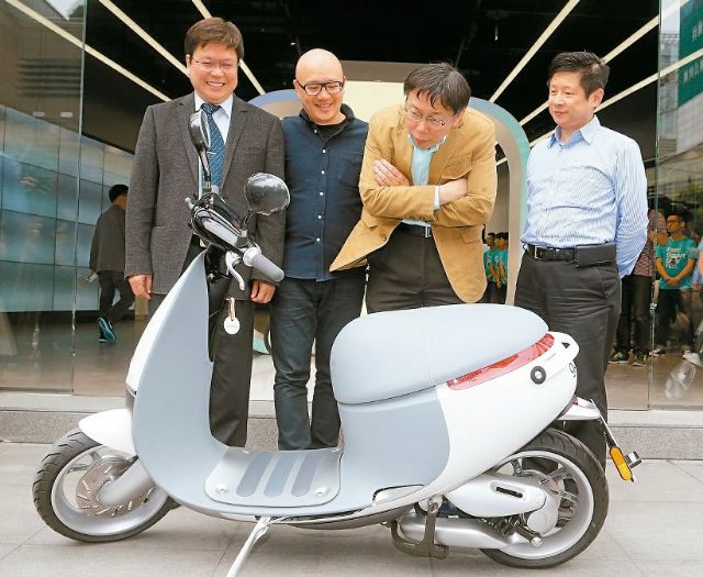 Horace Luke (second from left), co-founder and CEO of Gogoro, introduces the Smartscooter to Ko Wen-je (third), Mayor of Taipei City, in front of the Gogoro Experience Center in Taipei. (photo from UDN)