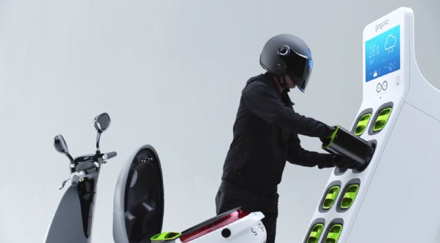 A rider swap the Smartscooter's Li-ion battery pack at a GoStation in only 6 seconds. (photo from Gogoro)