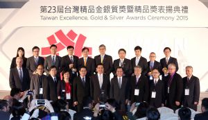 Taiwan's President Ma Ying-jeou (front row, center) with the 2015 Taiwan Excellence Gold Award winners and other VIPs. (Photo from TAITRA)