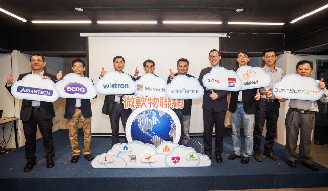 Roan Kang (fourth from left), General Manager, Marketing and Operating Organization, Microsoft Taiwan, with representatives of Azure IoT suite customers and partners. (photo from Microsoft Taiwan)