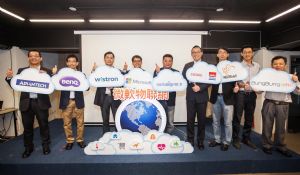 Roan Kang (fourth from left), General Manager, Marketing and Operating Organization, Microsoft Taiwan, with representatives of Azure IoT suite customers and partners. (photo from Microsoft Taiwan)